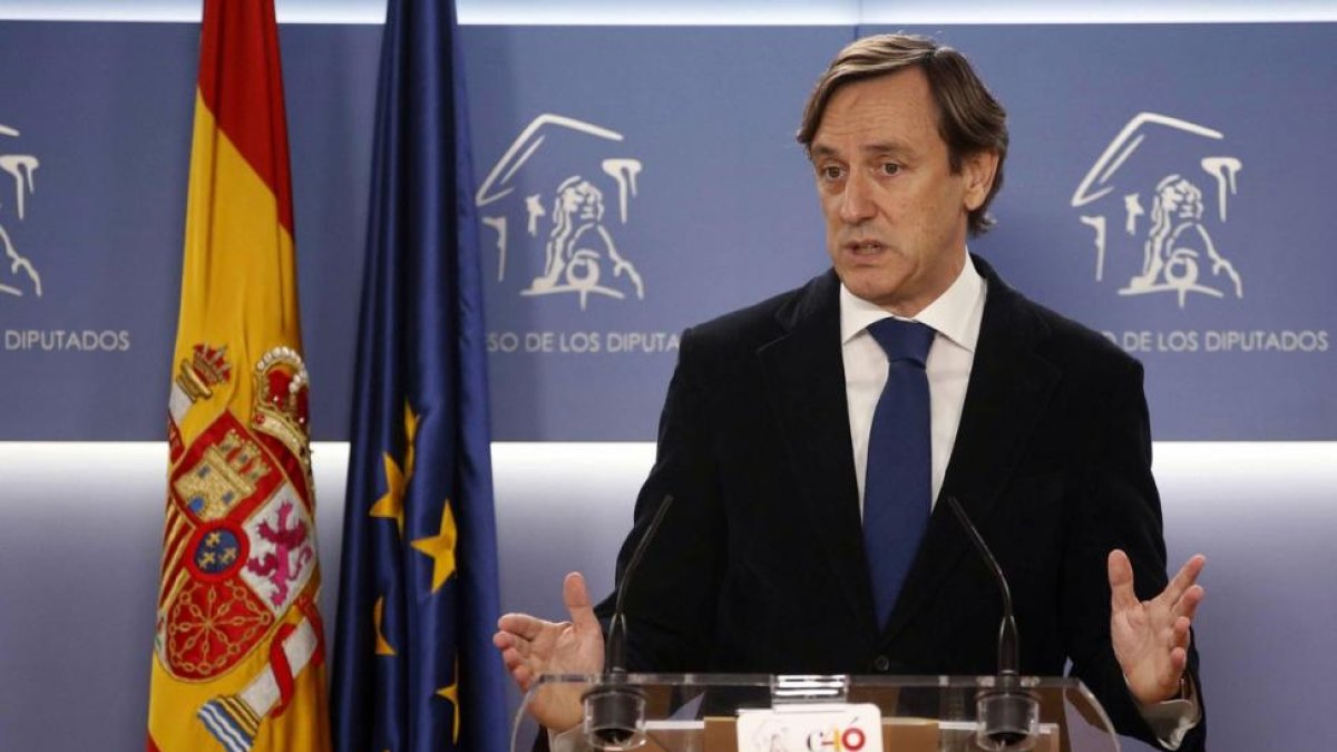 El portavoz del PP en el Congreso, Rafael Hernando, durante la rueda de prensa posterior a la reunión de la Junta de Portavoces celebrada este martes en la Cámara Baja-JAVIER LIZÓN (EFE)