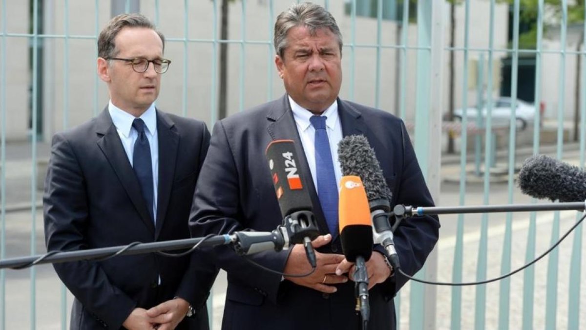Gabriel (derecha) junto al ministro de Justicia, Heiko Maas, frente al edificio de la cancillería, en Berlín, el 23 de julio.-AFP / MAURIZIO GAMBARINI