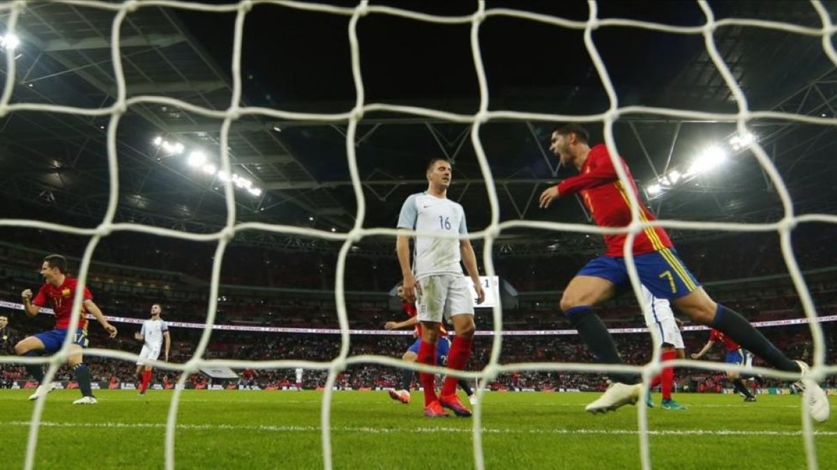Un lance del encuentro amistoso Inglaterra-España, celebrado en el estadio de Wembley el pasado 15 de noviembre.-EDDIE KEOGH