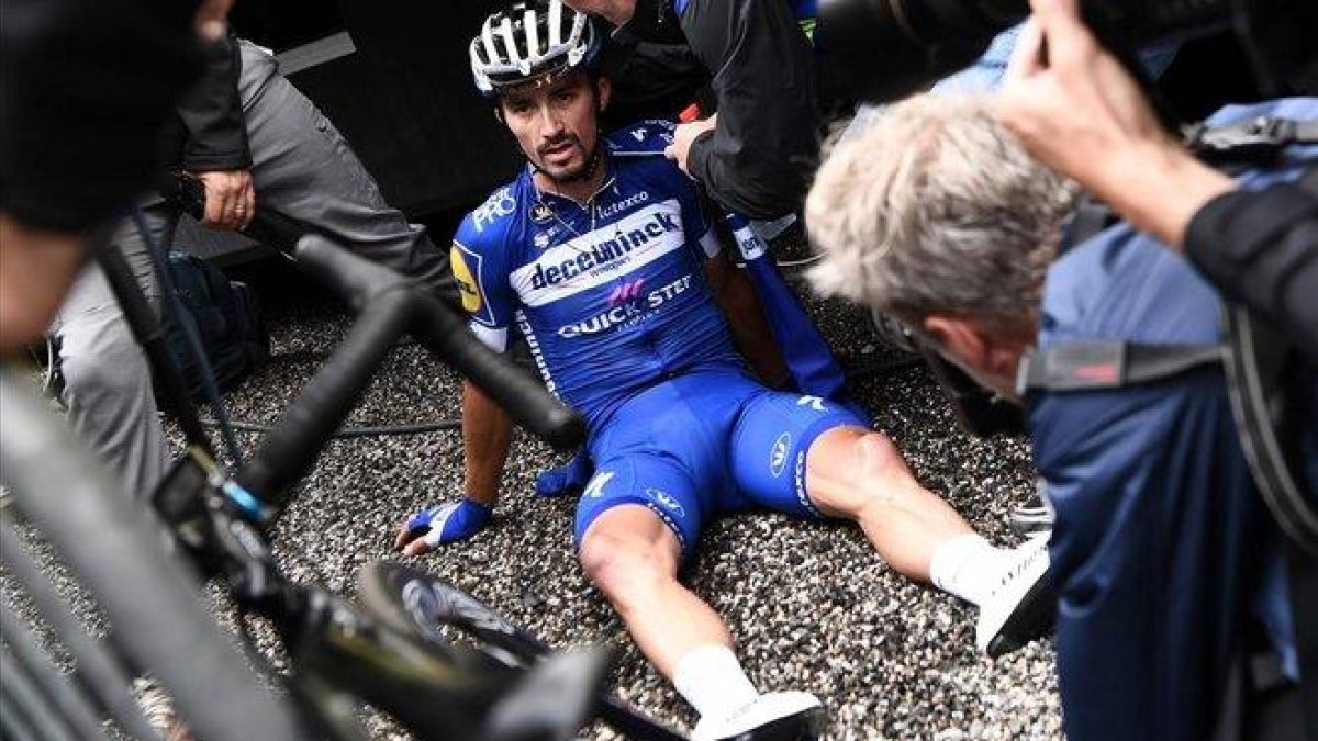 Alaphilippe, agotado, en la cima de Val Thorens.-ANNE-CHRISTINE POUJOULAT / AFP