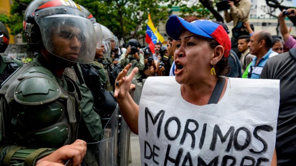 Una mujer se encara con la policía, el miércoles, en una protesta contra el Gobierno en Caracas.-AFP / FEDERICO PARRA