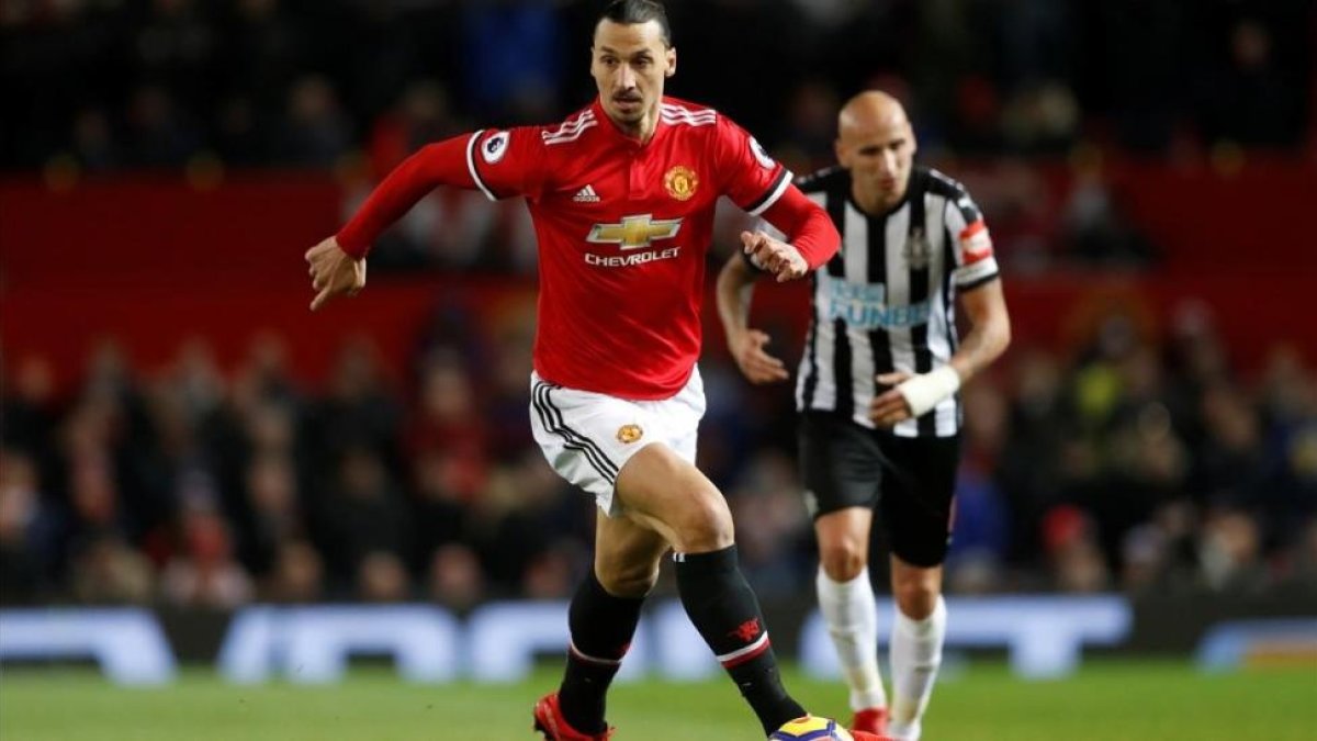 Ibrahimovic, en su reaparición ante el Newcastle.-REUTERS/ CARL RECINE