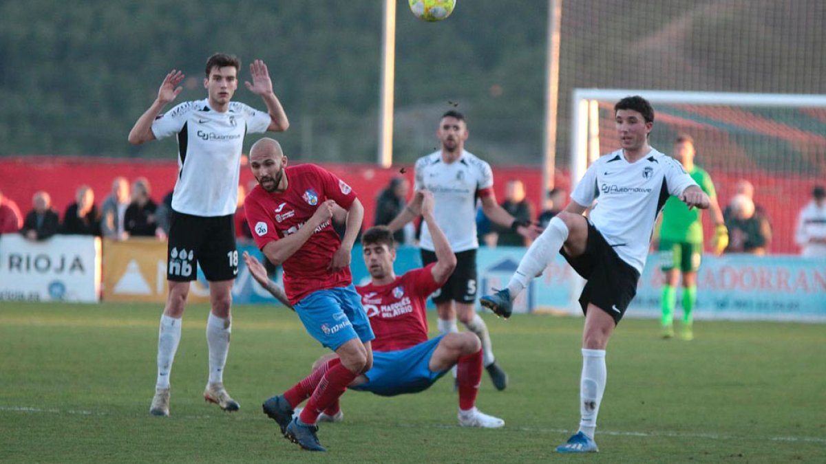 Galder Cerrajería debutó el pasado domingo con la camiseta del Burgos CF en Calahorra. BURGOS CF