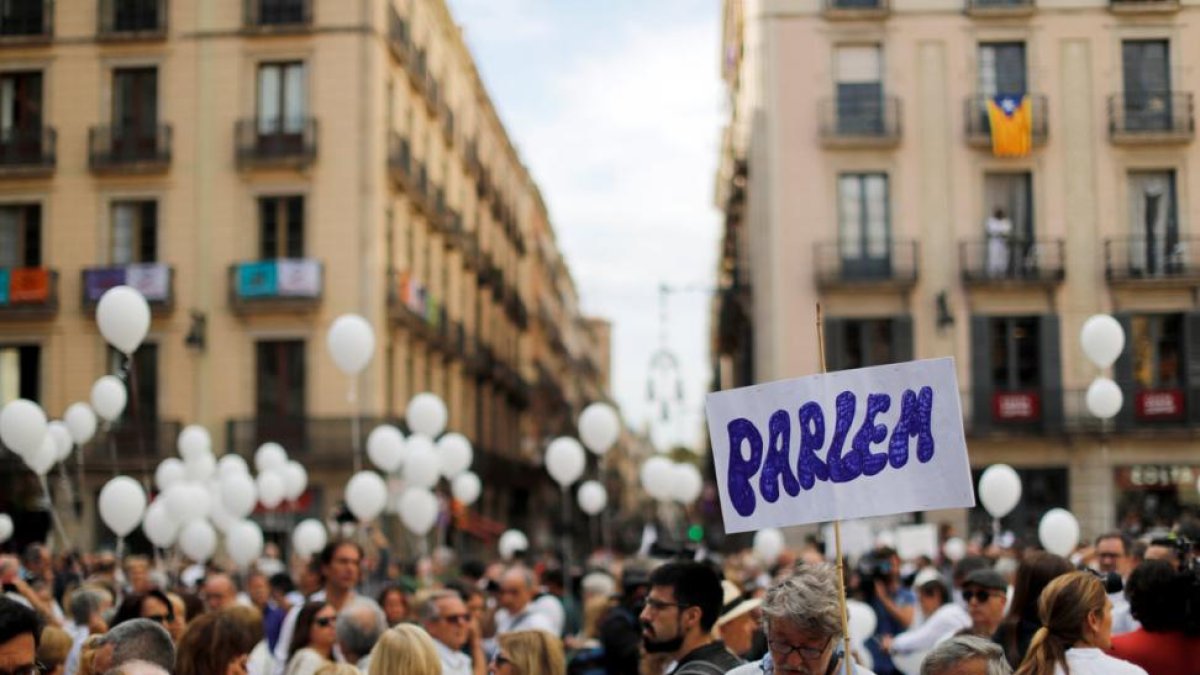 Concentración en Barcelona a favor del diálogo.-ERIC GAILLARD (REUTERS)