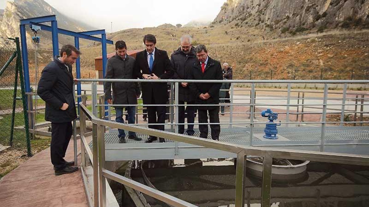 El consejero regional (centro ) y el presidente provincial César Rico (a su izquierda) conocieron ayer de primera mano las características de la dotación pancorbina.-G. G.