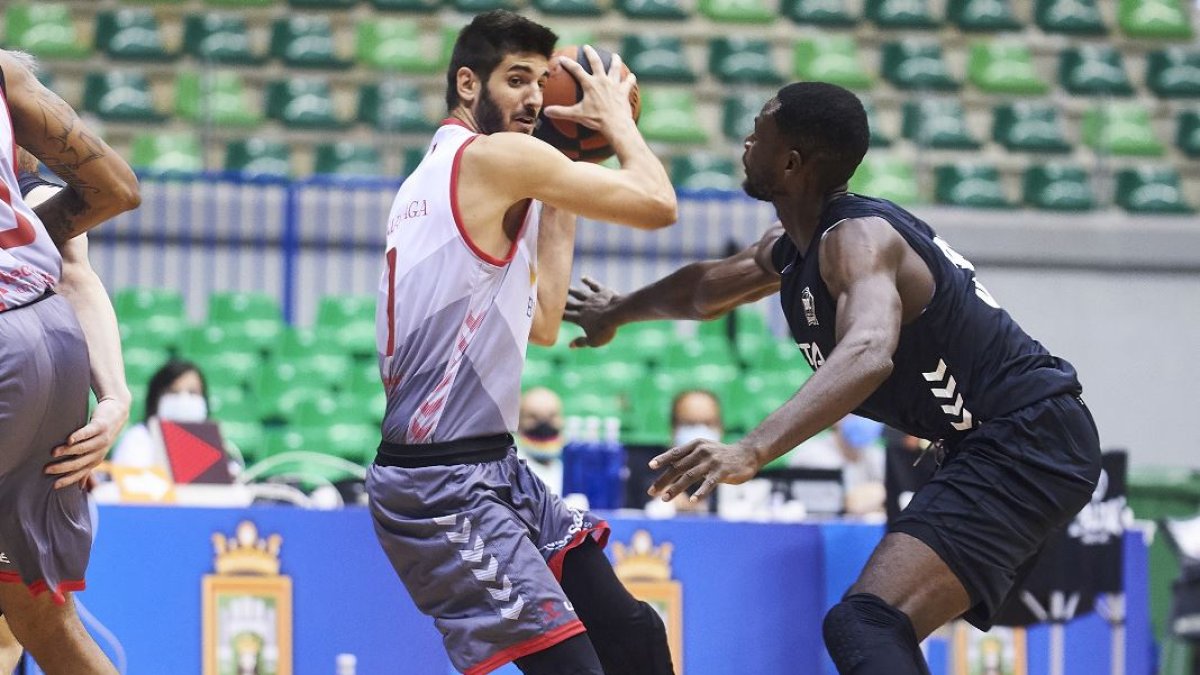 Álex Barrera en acción en el choque del pasado martes frente a Bilbao Basket. SPB BB HOJAS