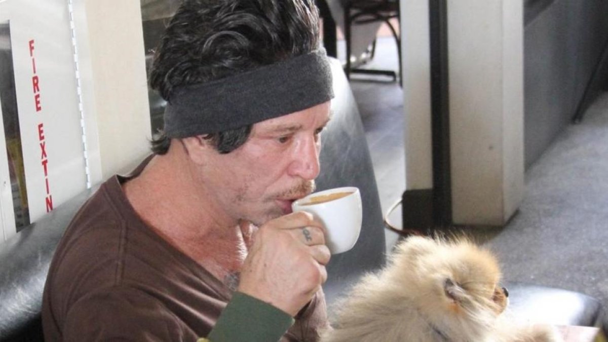 Mickey Rourke, con su mascota, en Beverly Hills.-