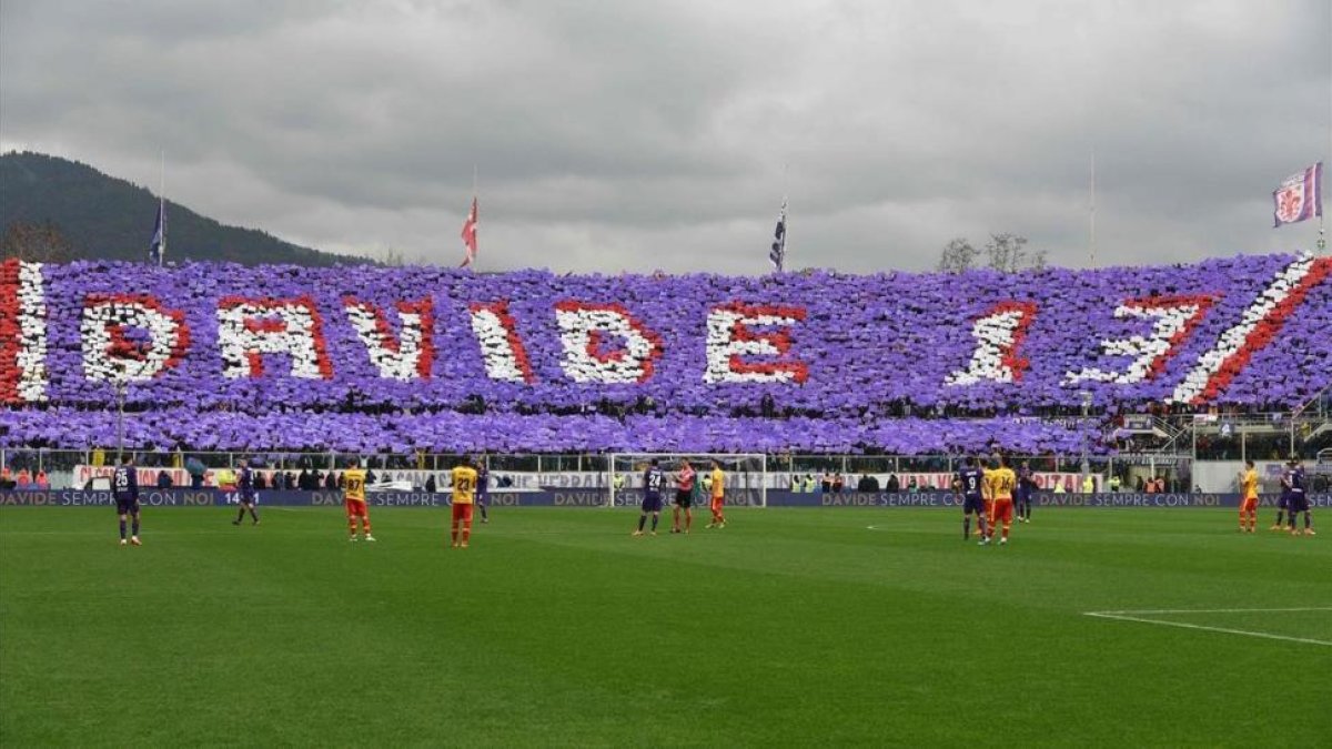 Mosaico en el Artemio Franchi de Florencia en recuerdo de Davide Astori.-AFP / CLAUDIO GIOVANNINI