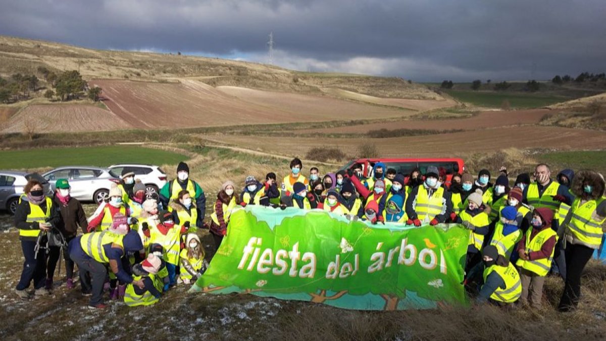 Foto de familia de los voluntarios de la plantación de árboles en los depósitos de agua Cerro de Moja Barbas. FUNDACIÓN OXÍGENO