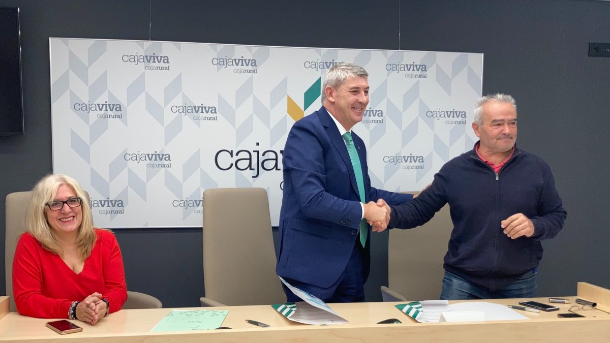 El presidente de la misma, Jesús María Hontoria, estrecha la mano del presidente de la Fundación Conde Fernán Armentález, José Antonio del Olmo. ECB