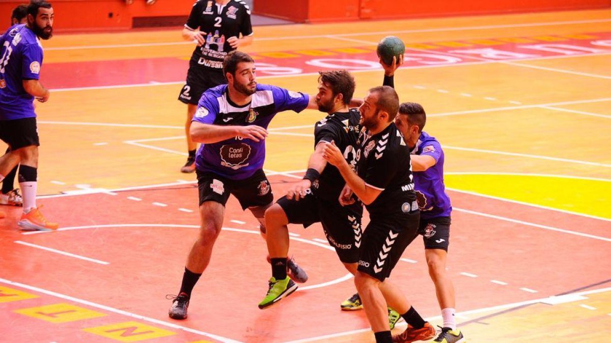 Martín arma el brazo en el partido de ayer.-MARÍA GONZÁLEZ / BM BURGOS