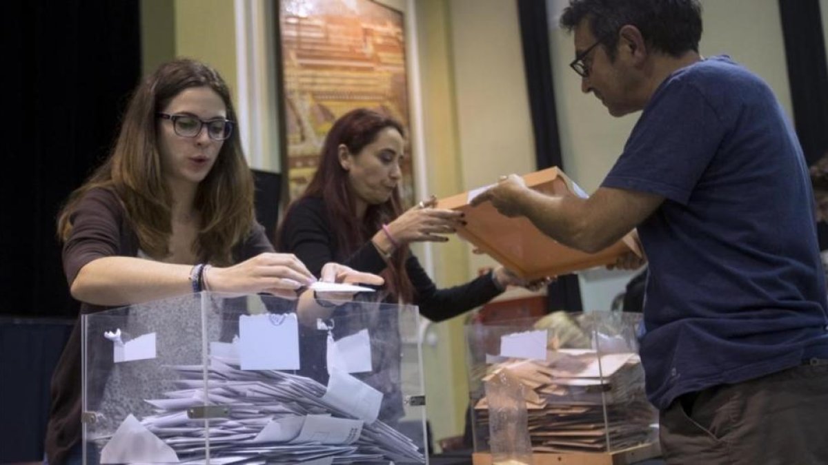 Miembros de una mesa electoral durante el recuento de votos tras el cierre de los colegios en los comicios del 26-J del 2016.-EFE
