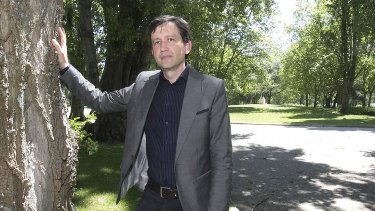 Carlos Miranda, en el parque junto al antiguo hospital de Cruz Roja, obra del paisajista uruguayo Leandro Silva.-RAÚL G. OCHOA