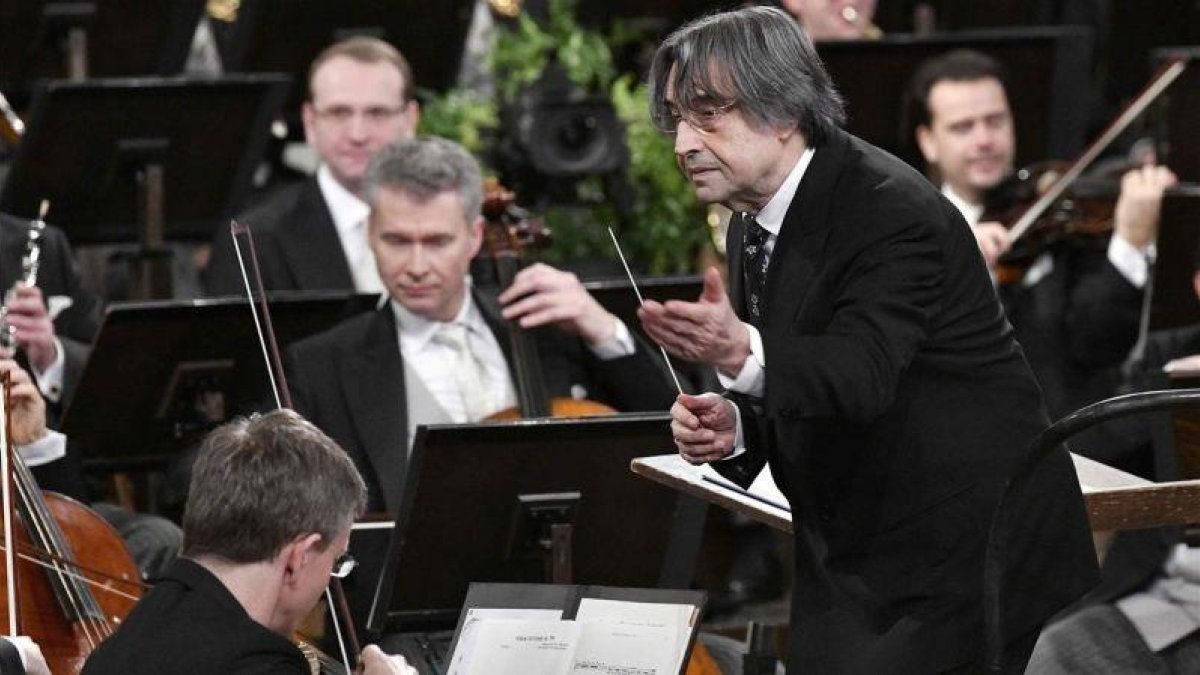 El maestro italiano Riccardo Muti dirigiendo el concierto de Año Nuevo de Viena.-HANS PUNZ