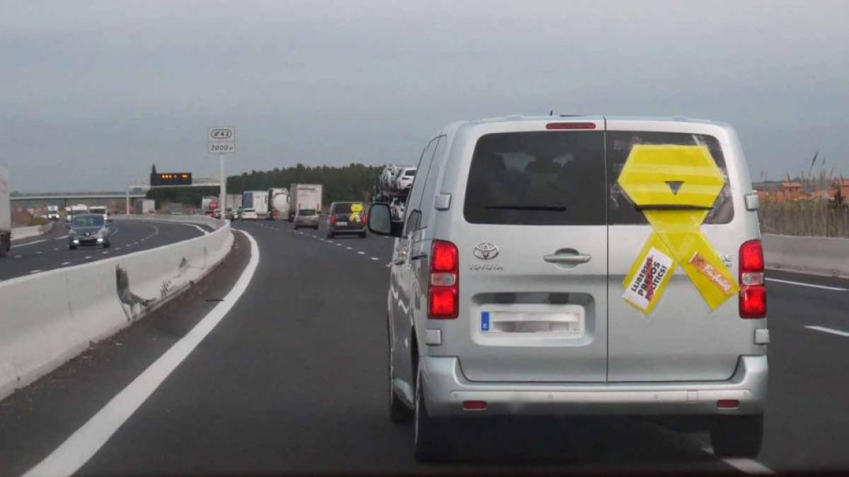 Partidarios de la Independencia se deplazan por carretera hasta Bruselas, para acudir a la manifestación.-JUDITH FIGUERAS