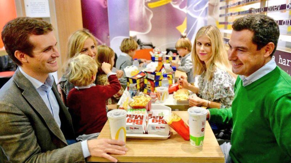 Pablo Casado y Juanma Moreno, con sus respectivas familias, este domingo en un McDonalds.-PABLO CASADO / TWITTER
