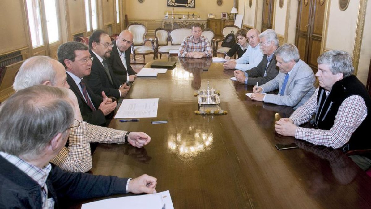 Un momento de la reunión mantenida en la Diputación Provincial.-ECB