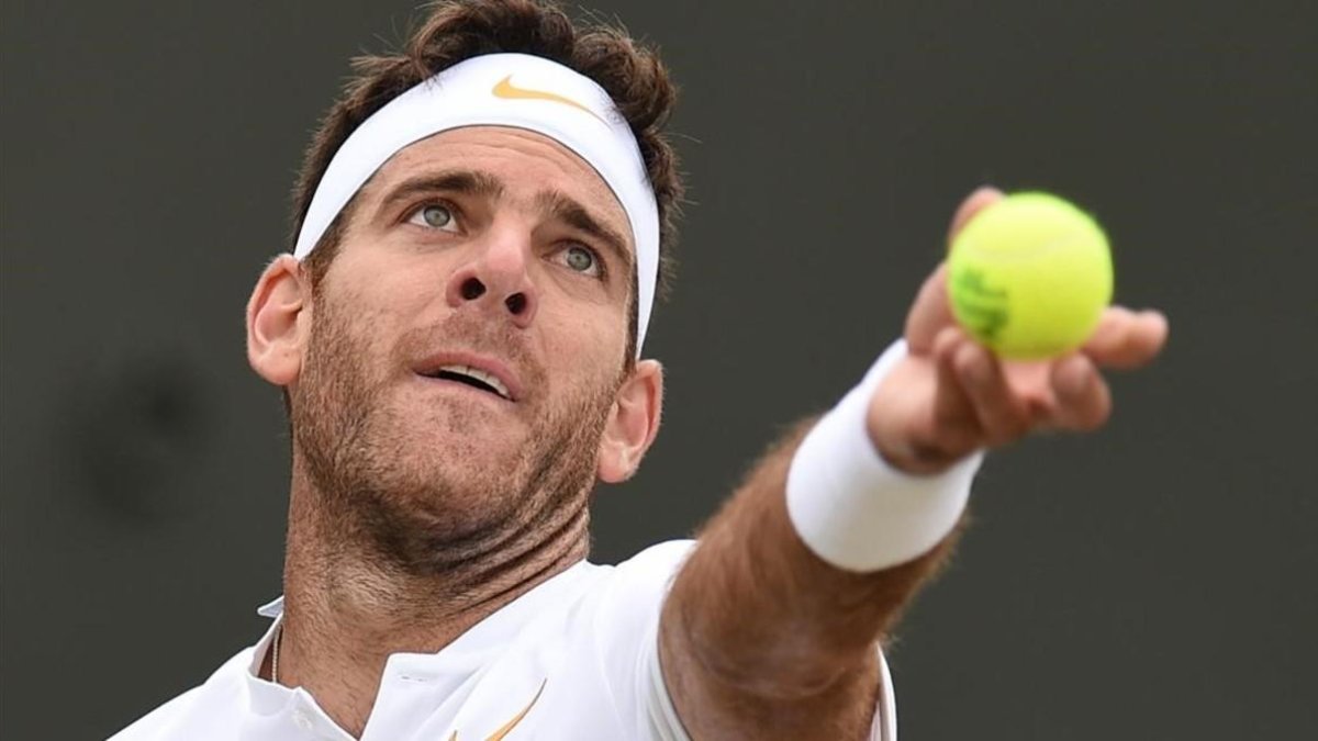 Del Potro saca ante Simon, en Wimbledon.-AFP / OLI SCARFF