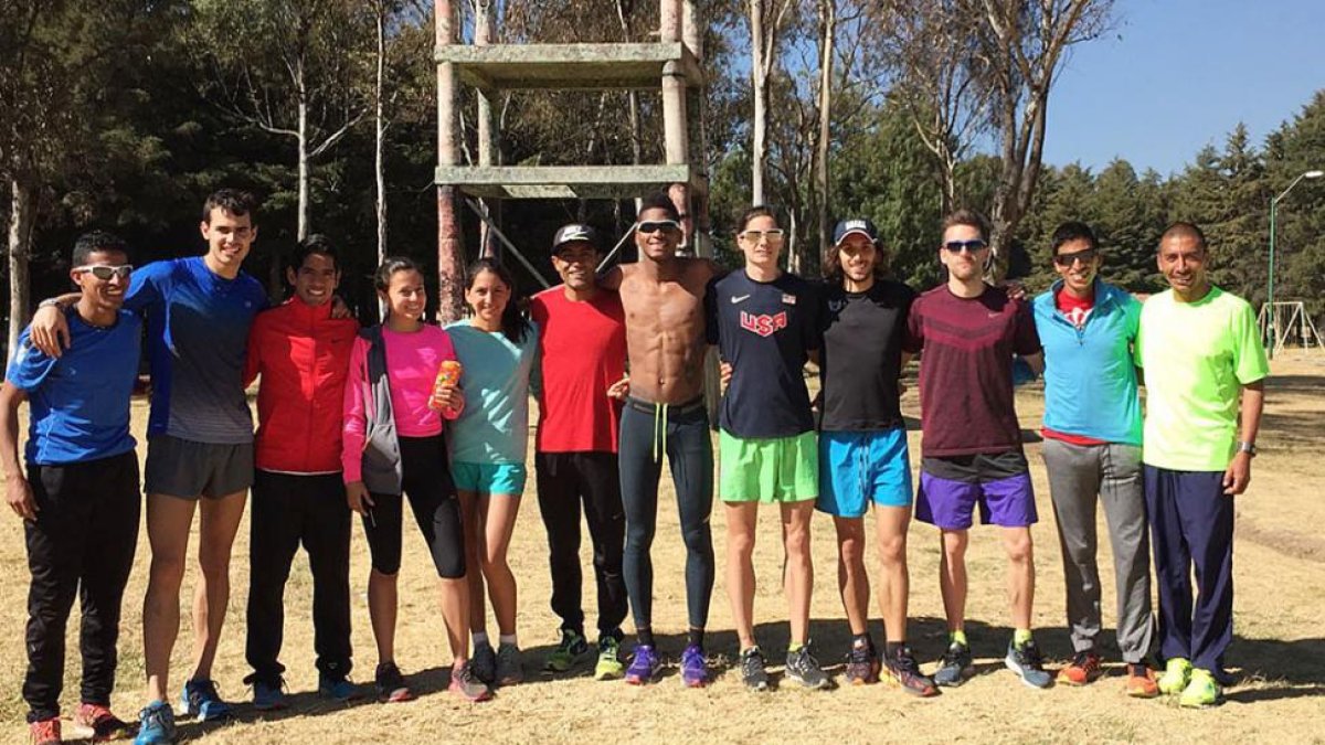 Dani Arce, segundo por la izquierda, con el grupo de entrenamiento al que se ha unido en México-ECB
