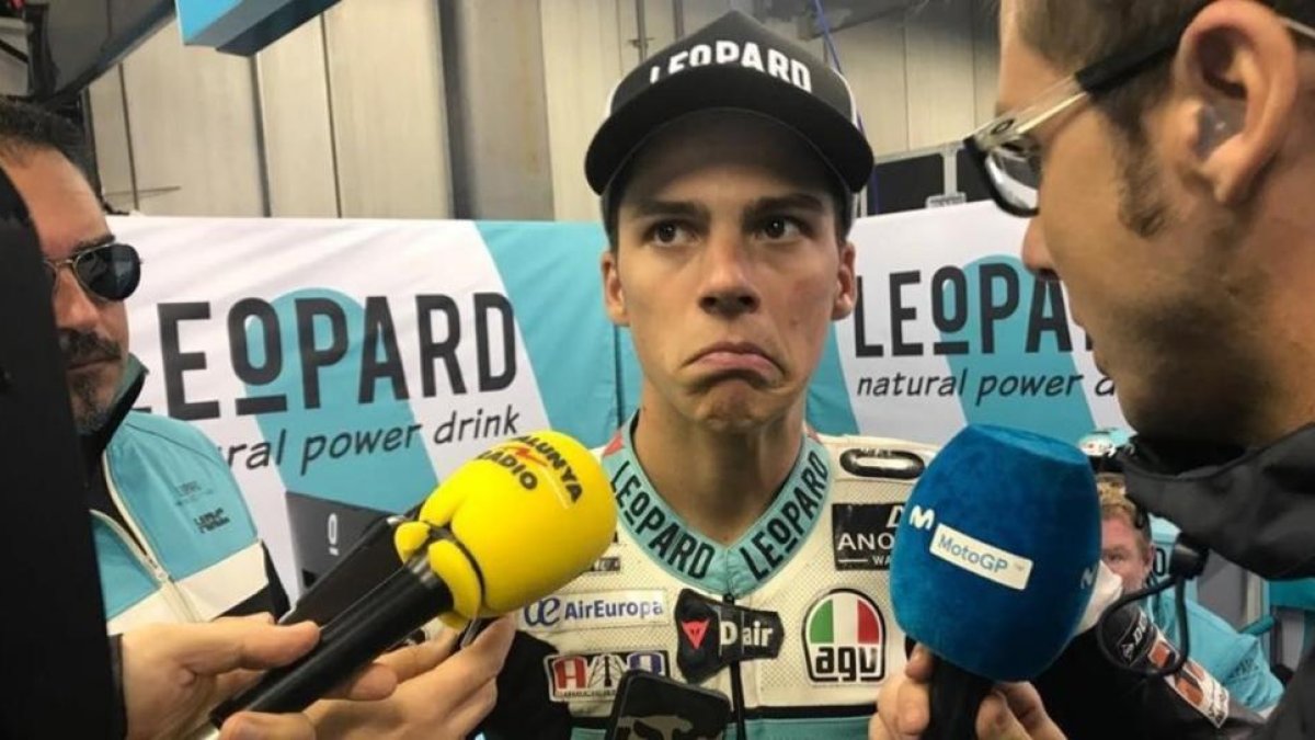 Joan Mir (Honda) muestra su extrañeza por su pésima carrera hoy en Motegi (Japón).-EMILIO PÉREZ DE ROZAS  / ENVIADO ESPECIAL