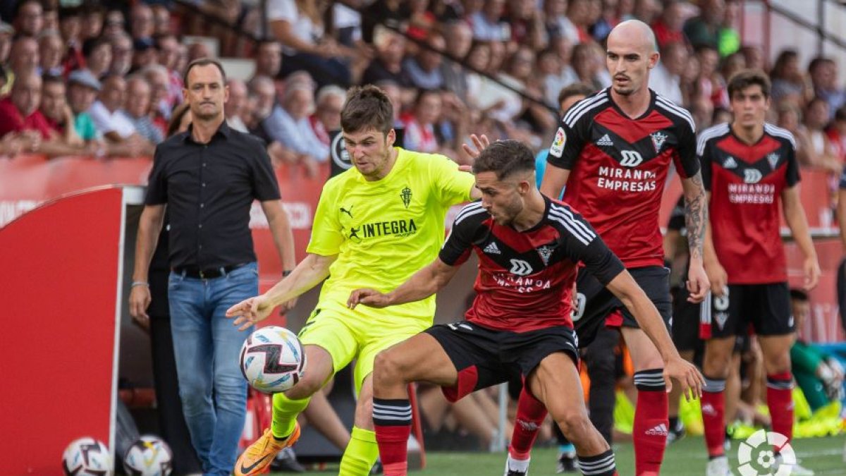 Imagen del partido disputado en Anduva entre el Mirandés y el Sporting. LALIGA