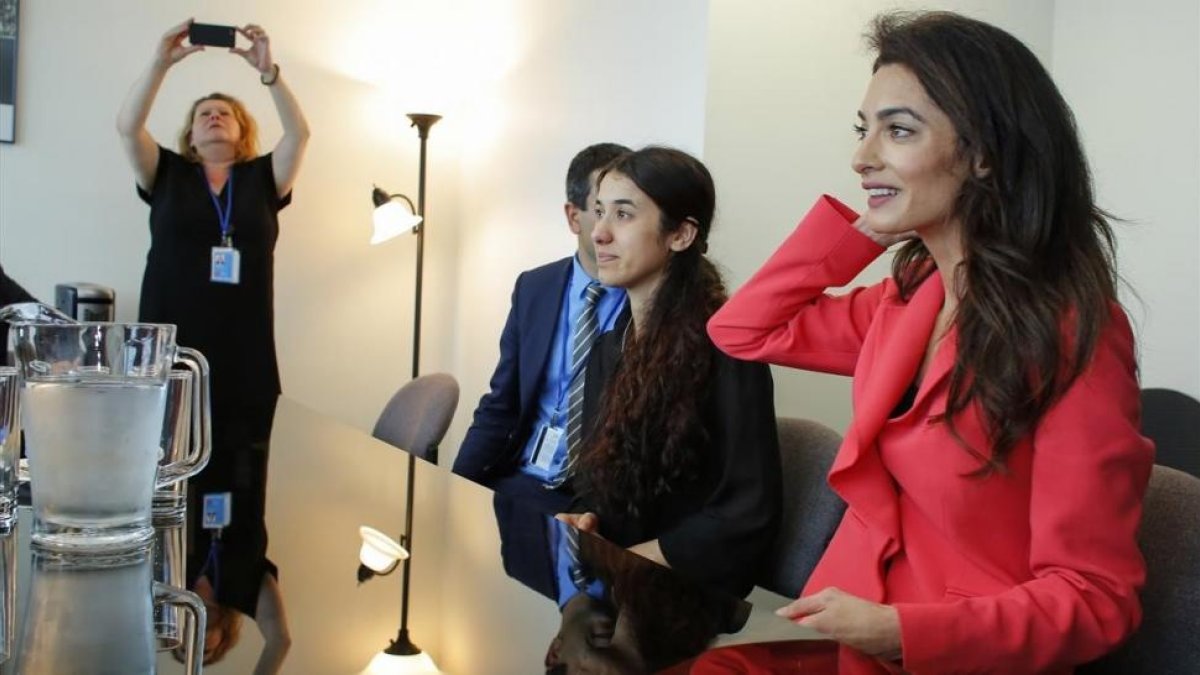 Amal Clooney, en primer término, y Nadia Murad.-AFP / KENA BETANCUR