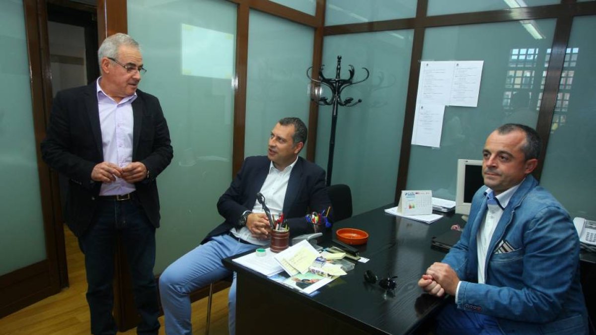 Los concejales del Grupo Popular en el Ayuntamiento de Ponferrada, Juan Elicio Fierro (I), Reinér Cortés (C), y Luis Antonio Moreno (D), durante la rueda de prensa de esta mañana en el despacho municipal-Ical