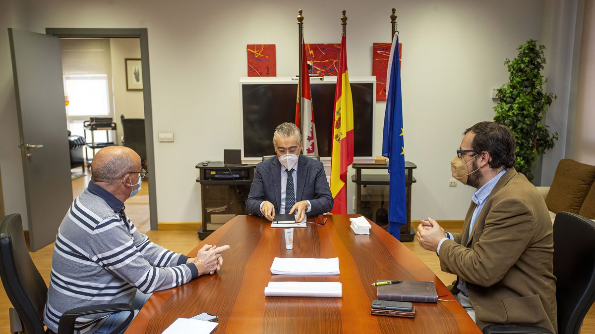 Un momento del encuentro de ayer en el que junto al delegado (centro) estuvieron el alcalde (dcha) y uno de los concejales del Consistorio de la villa rachela. S. OTERO