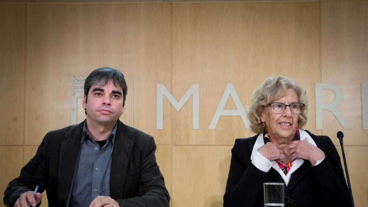 Manuela Carmena acompañada del edil de IU Jorge García Castano, el nuevo delegado de Hacienda.-/ LUCA PIERGIOVANNI (EFE)