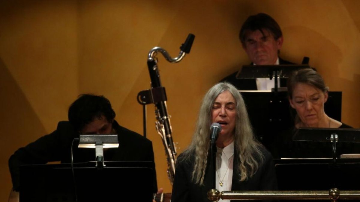 Patti Smith interpreta, muy emocionada, el tema 'A Hard Rain's A-Gonna Fall' de Bob Dylan, el ausente nuevo nobel de Literatura.-AFP / SOREN ANDERSSON