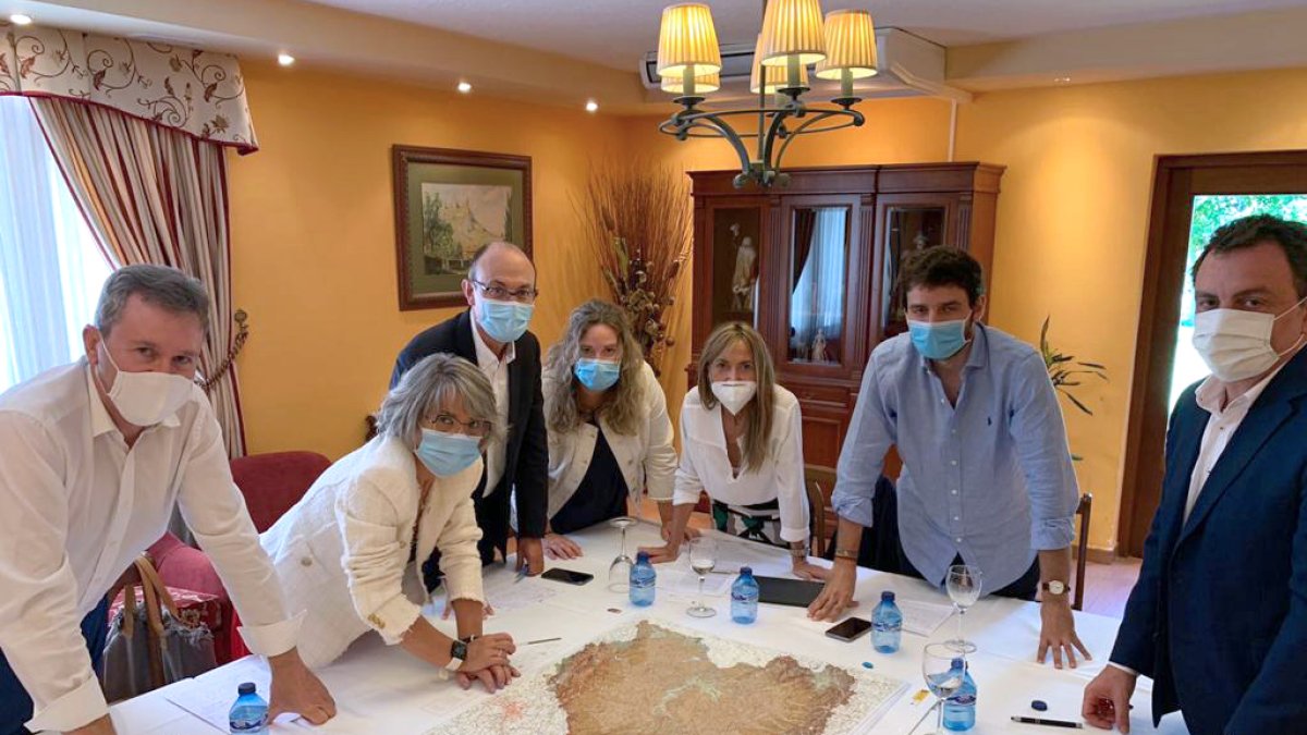 Los senadores del PP de Burgos, Palencia y Cantabria se reunieron ayer en un hotel de Aguilar de Campoo. ECB