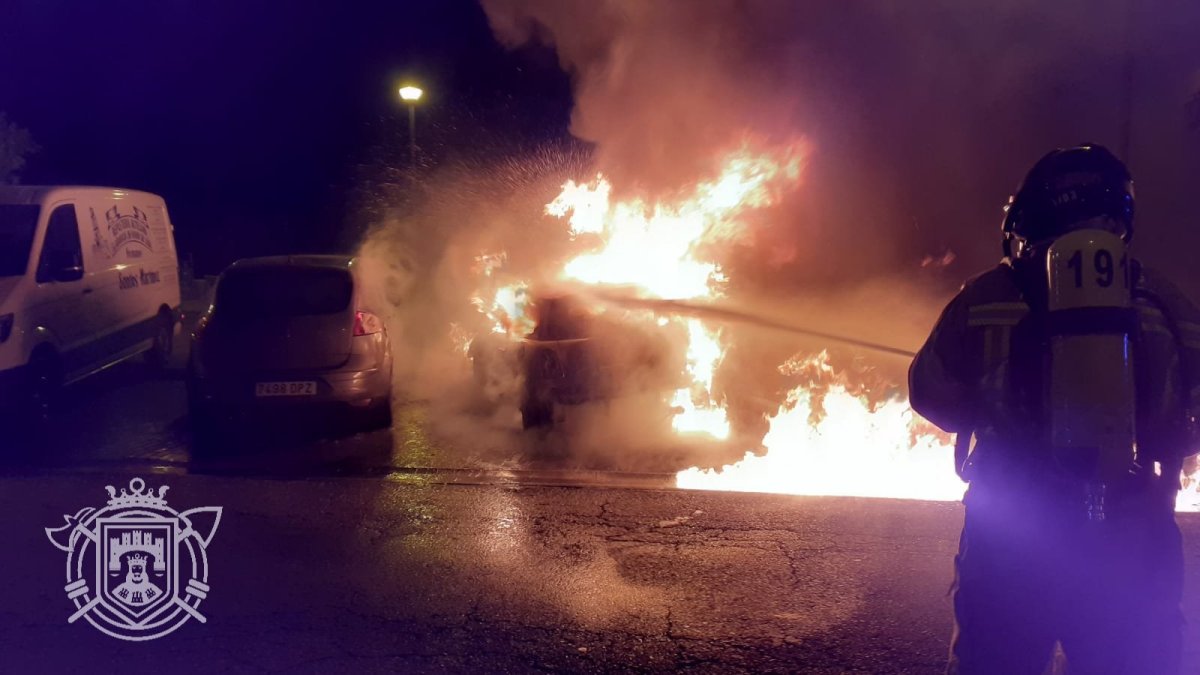 Los Bomberos sofocan un incendio de un un vehículo. BOMBEROS DE BURGOS