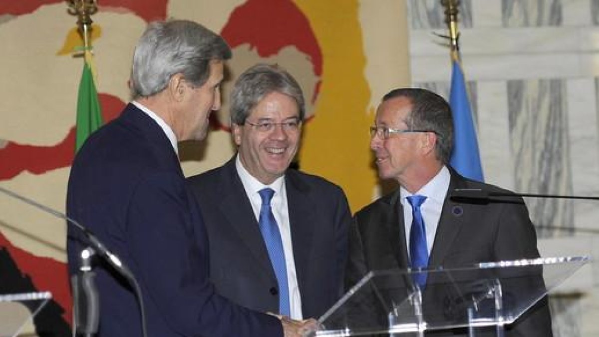 Acuerdo para formar un Gobierno de unidad en Libia EFE / GIORGIO ONORATI El ministro de Exteriores italiano, Paolo Gentiloni, el secretario de Estado de EEUU, John Kerry, y el representante especial, Martin Kobler, durante la conferencia de Roma.-