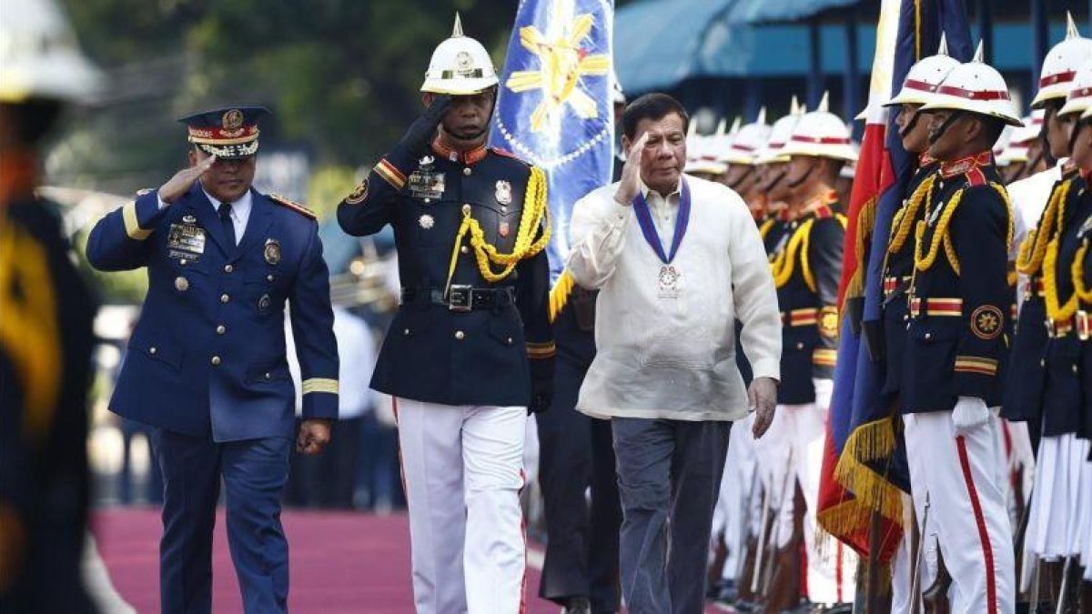 Duterte (derecha) y el jefe de policía de Filipinas, Ronald dela Rosa, durante una ceremonia con motivo del 116 aniversario del servicio policial, en Quezon City, cerca de Manila, el 9 de agosto.-EFE / ROLEX DELA PENA