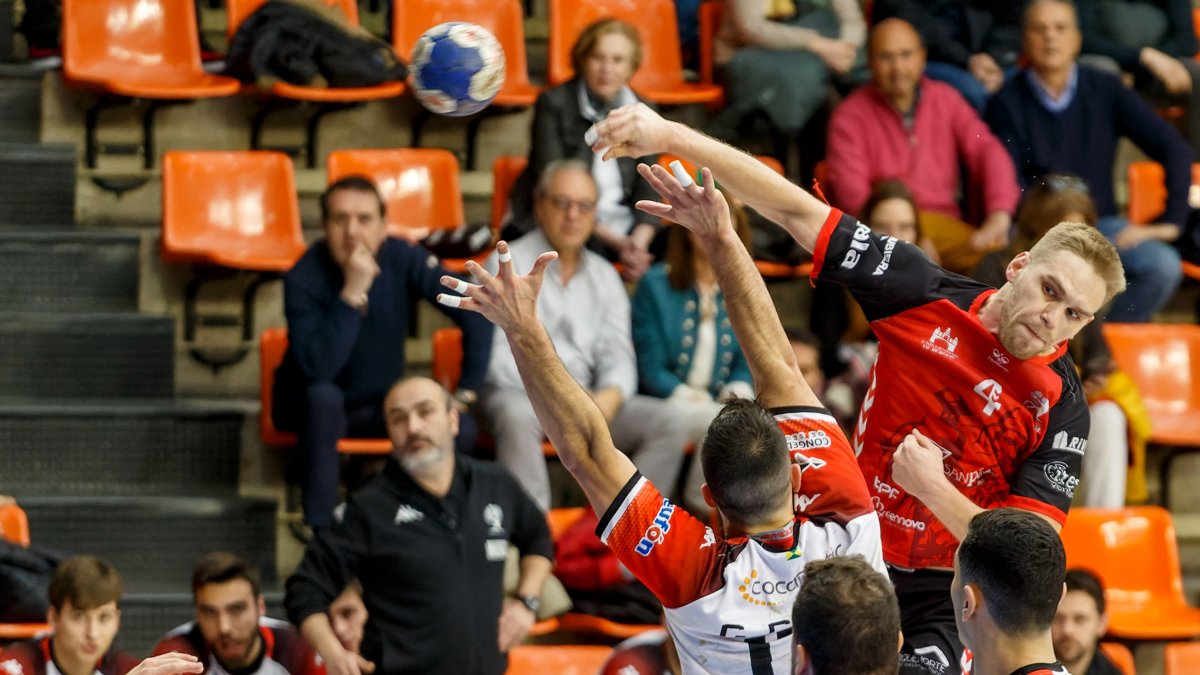 Igor Karlov (4) anotó 11 goles ante BM Nava. SANTI OTERO