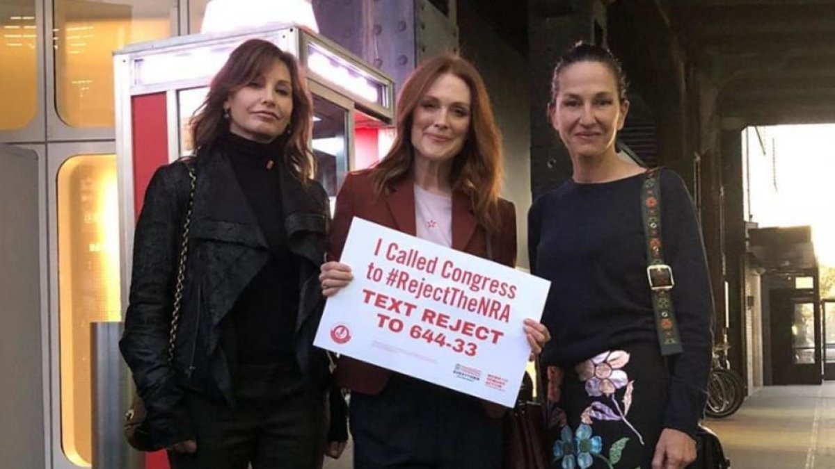 Julianne Moore junto a Cynthia Rowley y Gina Gershon apoyando la iniciativa-INSTAGRAM