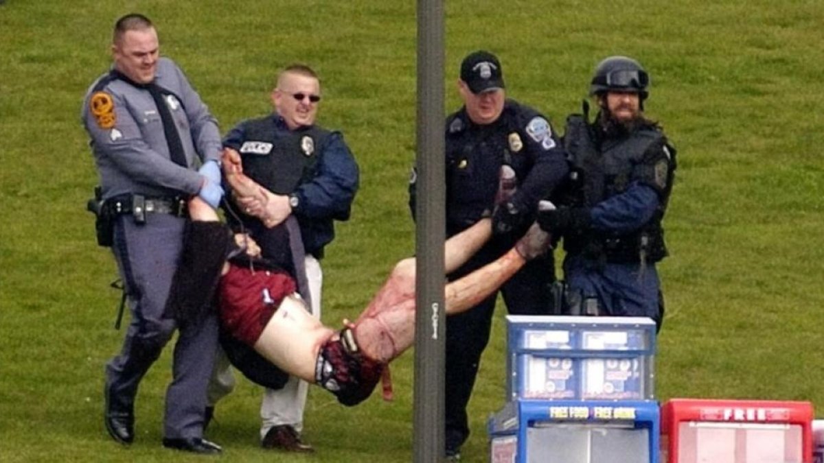 La policía traslada a una de las víctimas de la universidad de Virginia Tech, en el 2007.-ALAN KIM
