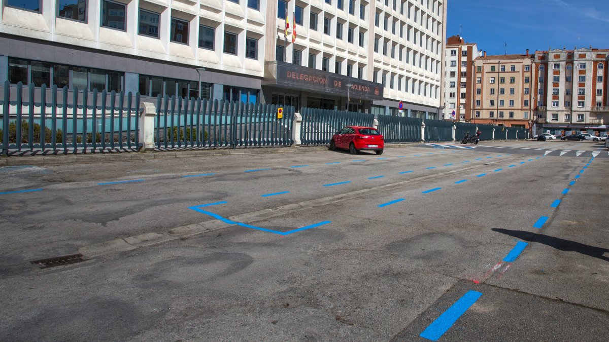 Zona azul frente al edificio de Hacienda. ECB