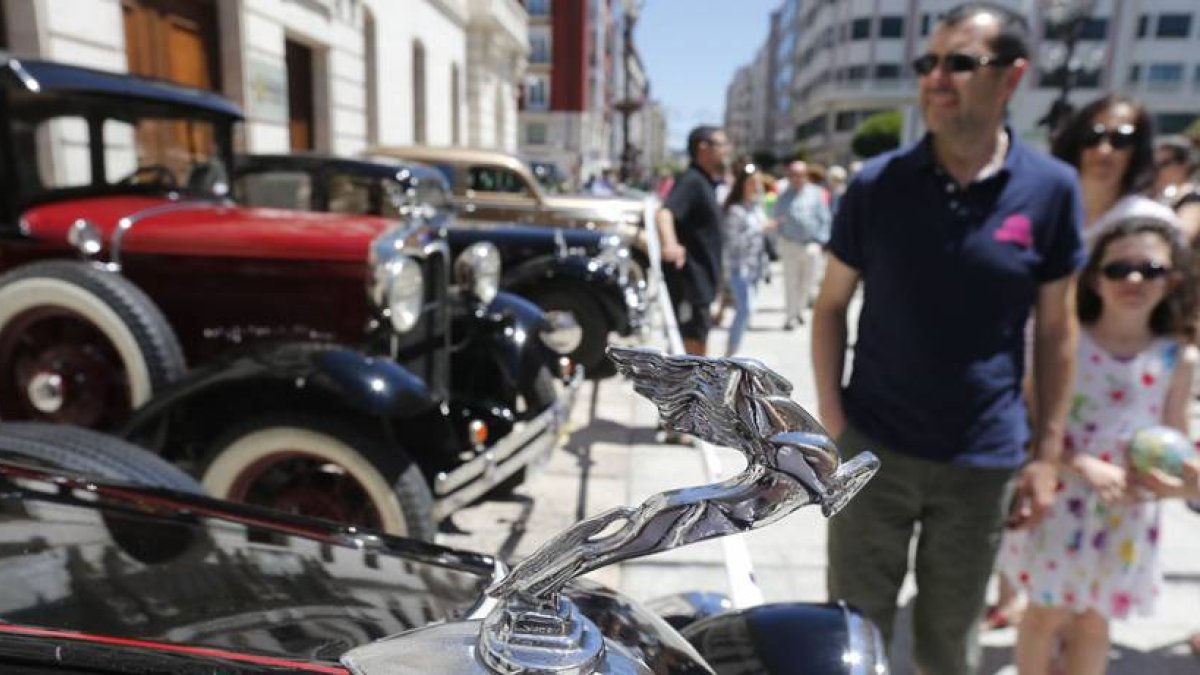 Los clásicos del motor se disponían al inicio del Paseo del Espolón para disfrute de todos los que no paraban de hacerse una foto con ellos.-RAÚL G. OCHOA