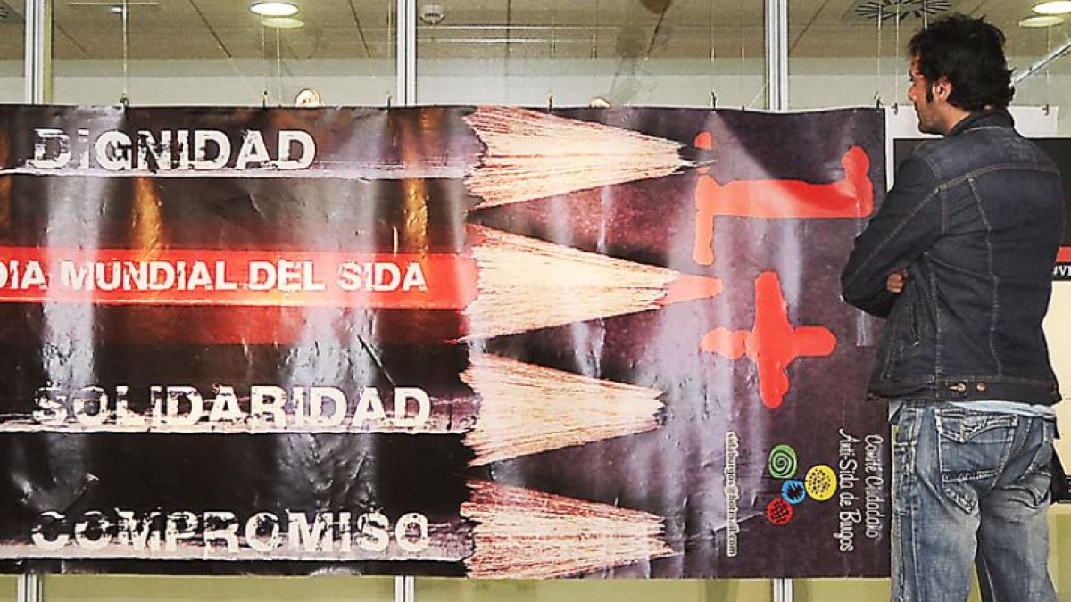Un burgalés observa uno de los carteles expuestos en el Hospital Universitario.-ISRAEL L. MURILLO