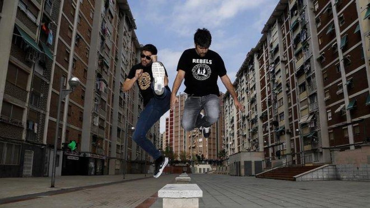 Los hermanos Muñoz, en su barrio de Sant Idelfons, de Cornellà, donde vivieron en su juventud.-JULIO CARBÓ