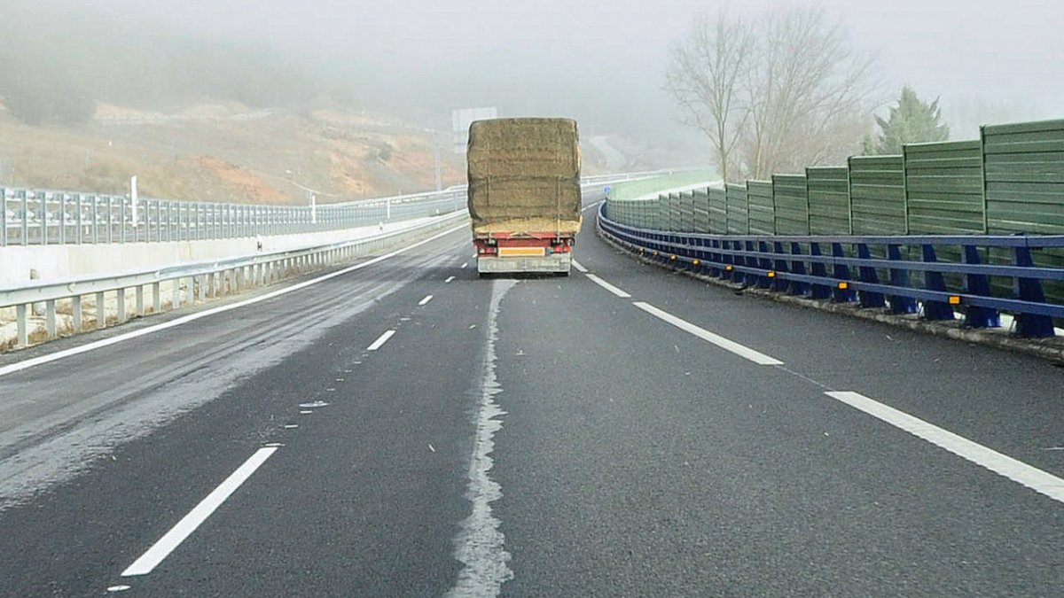 Las grietas obligaron a cortar dos kilómetros de carril de la BU-30 cerca del polígono de Villalonquéjar. ISRAEL L. MURILLO