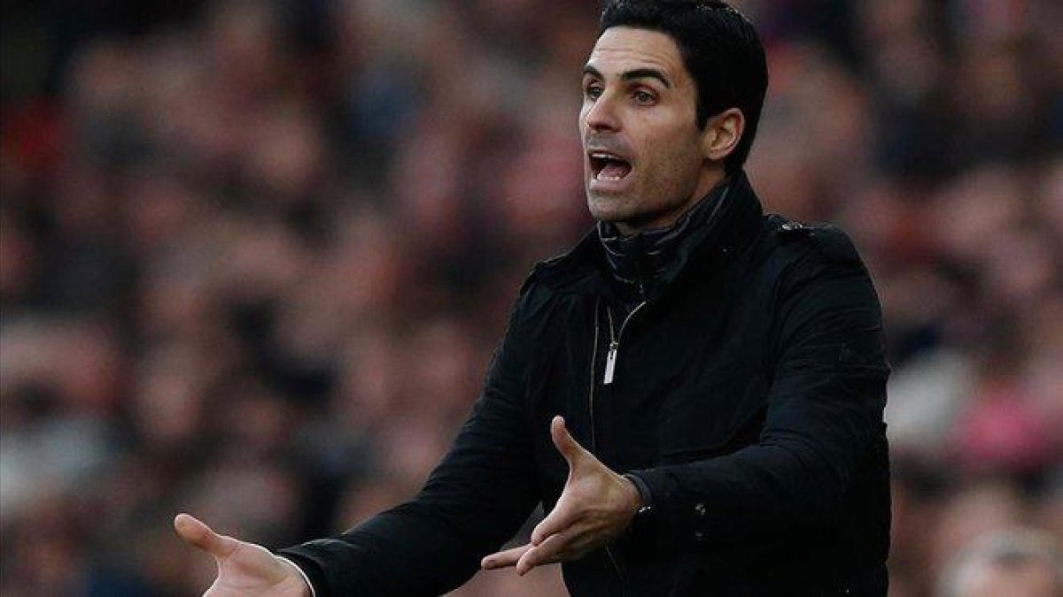Arteta se desespera en los minutos finales del Arsenal-Chelsea.-
