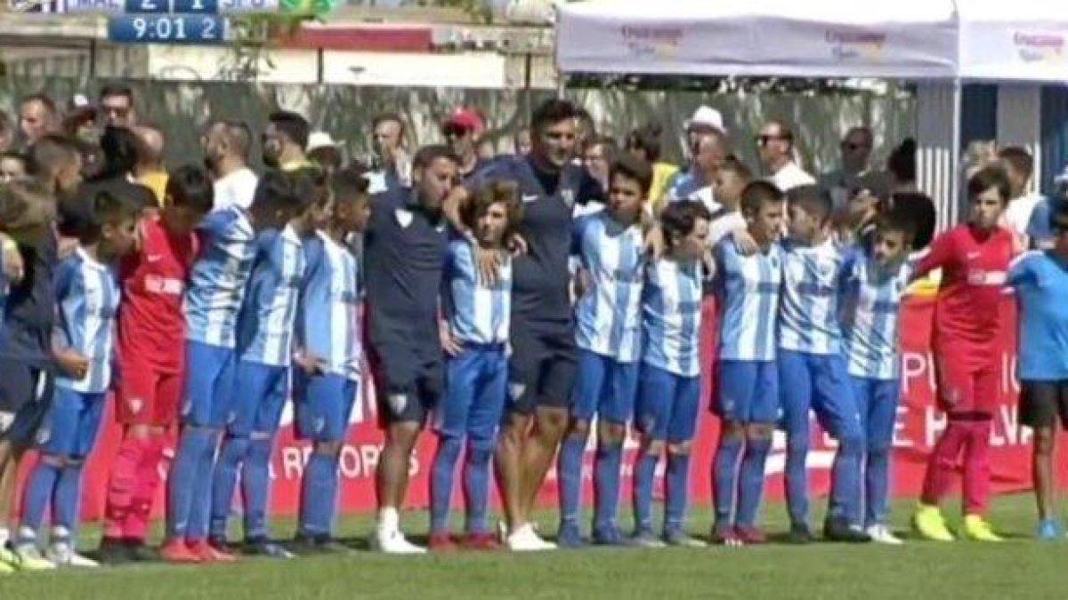 Los niños durante la protesta.-TWITTER