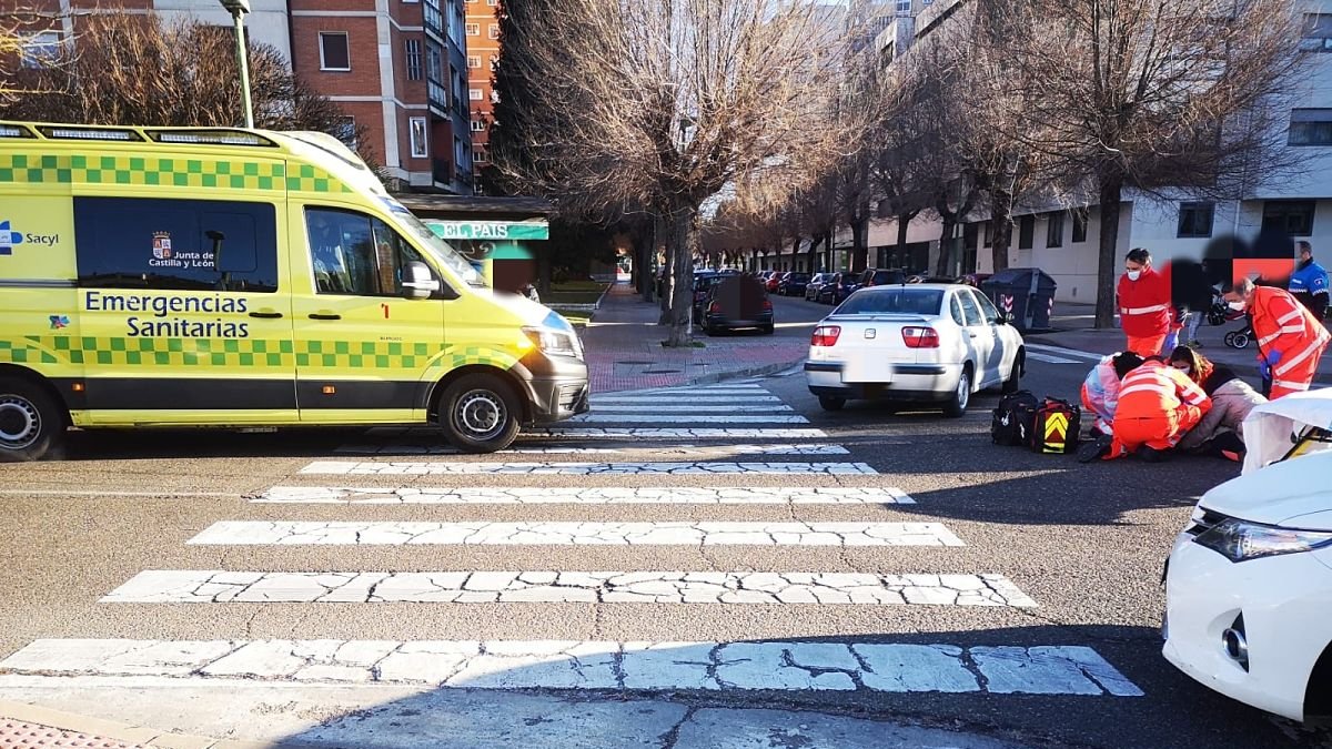 Los sanitarios atienden a un herido en un atropello en la zona de Sagrada Familia de la capital burgalesa. ECB