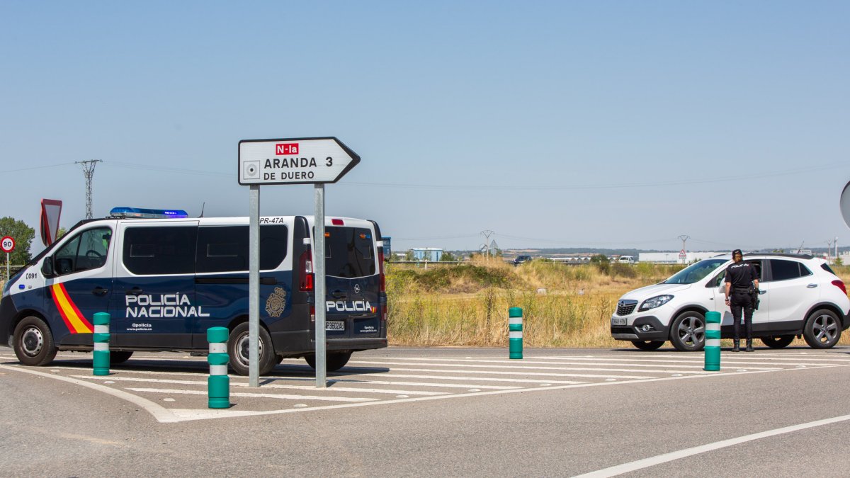 Imagen de un control en uno de los accesos de Aranda. PACO SANTAMARÍA