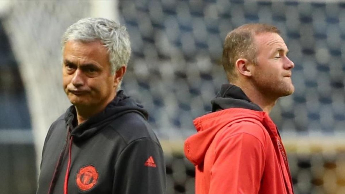 Mourinho y Rooney, durante su visita este martes al Freinds Arena.-REUTERS / MICHAEL DALDER