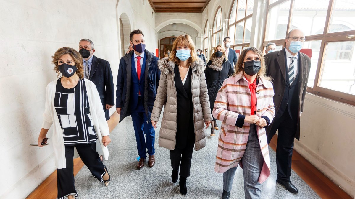 La consejera Rocío Lucas (dcha) y la ministra de Educación, Pilar Alegría, (centro) en su visita al IES López de Mendoza. SANTI OTERO