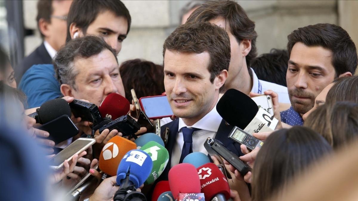 El presidente del PP, Pablo Casado, responde a los periodistas en el Congreso /-DAVID CASTRO
