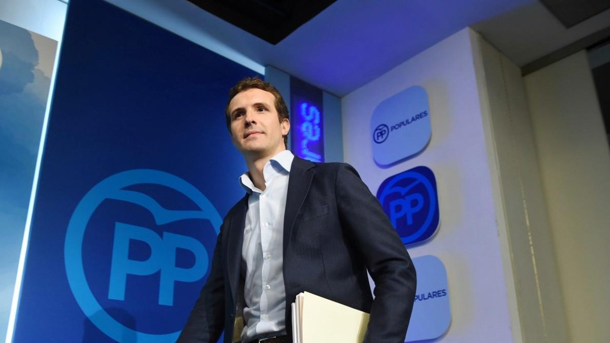 Pablo Casado, cuando mostró la documentación de su máster en la URJC.-/ FERNANDO VILLAR (EFE)